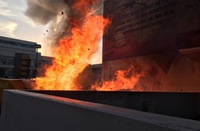 Feuerwehr Frankfurt am Main: FW-F: Frankfurt: Am Campus Bockenheim brennen 20 Tonnen gebrauchter Bücher