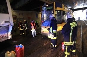 Feuerwehr Essen: FW-E: Fünf Verletzte nach Kollision von Reisebus und Straßenbahn, Steeler Straße Fahrtrichtung Steele gesperrt