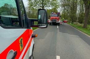 Feuerwehr Flotwedel: FW Flotwedel: PKW kollidiert frontal mit Baum bei Langlingen - Feuerwehr Langlingen befreit Fahrerin