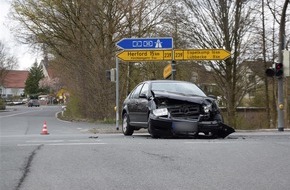 Kreispolizeibehörde Herford: POL-HF: Verkehrsunfall im Kreuzungsbereich - Zwei Fahrerinnen leicht verletzt