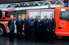 Feuerwehr Essen: FW-E: Stadtdirektor Christian Hülsmann ehrt altgediente Feuerwehrleute