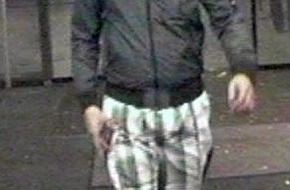 Polizeipräsidium Frankfurt am Main: POL-F: 121126 - 1441 Sossenheim: Öffentlichkeitsfahndung nach mutmaßlichem Wohnungseinbrecher - Bitte Fotos beachten!