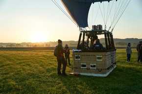 Jochen Schweizer Monthly // Inside Abenteuer Vol. 3 - Adrenalinkick next level: Fallschirmsprung aus dem Hei&szlig;luftballon