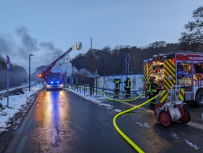 FW-AR: Einsatzkräfte bekämpfen Feuer in Freibad