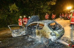 Kreisfeuerwehrverband Calw e.V.: KFV-CW: PKW brennt in voller Ausdehnung auf Parkplatz.