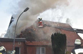 Polizeiinspektion Stade: POL-STD: Feuer im Dachgeschoß eines Kutenholzer Einfamilienhauses ausgebrochen - Haus derzeit unbewohnbar