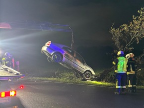 FW-AUR: Betriebsstoffe aus überschlagenem PKW ausgetreten