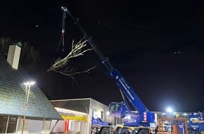Feuerwehr Hattingen: FW-EN: Feuerwehr und THW beseitigen umgest&uuml;rzten Baum an Wohn- und Gesch&auml;ftsgeb&auml;ude