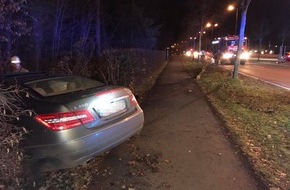 Polizeipräsidium Westpfalz: POL-PPWP: Alkoholisierter Autofahrer pflügt Baum um