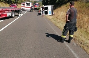 Polizeidirektion Trier: POL-PDTR: Fahrzeug überschlägt sich mehrfach- Verkehrsunfall mit Personenschaden