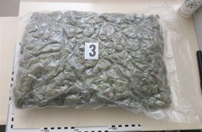 Polizei Düsseldorf: POL-D: Düsseldorf, Bremen, Bergisch-Gladbach: Drei mutmaßliche Rauschgifthändler durch Spezialeinheiten in Düsseldorf-Hassels festgenommen - Über sieben Kilo Marihuana beschlagnahmt