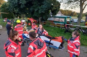 Feuerwehr Ratingen: FW Ratingen: Gemeinsame Übung mit der Johanniter-Unfall-Hilfe - Unfall eines Planwagens