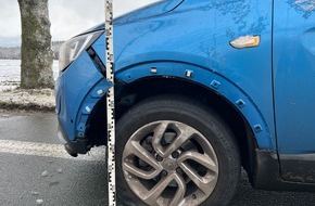 Kreispolizeibehörde Höxter: POL-HX: Wie kommen rote Fasern an das blaue Unfallauto?