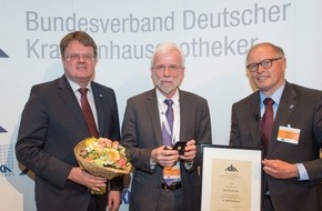 ADKA Bundesverband Deutscher Krankenhausapotheker: Verleihung der ADKA-Ehrennadel an Professor Dr. med. Wolf-Dieter Ludwig anlässlich des 42. Wissenschaftlichen Jahreskongresses der Deutschen Krankenhausapotheker in Würzburg