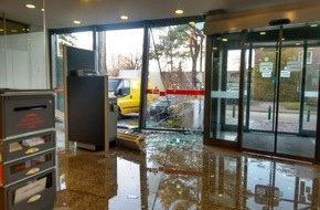 Polizeiinspektion Celle: POL-CE: Faßberg - Mercedes fährt in die Sparkasse