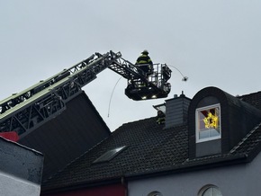 FW Hennef: Kaminbrand in einem Einfamilienhaus
