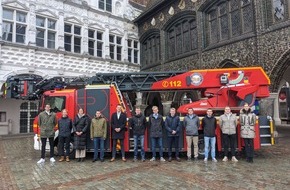 Feuerwehr Lübeck: FW-HL: Ernennung und Vereidigung bei der Berufsfeuerwehr Lübeck / Zwölf Beamten-Anwärter:innen beginnen ihre Ausbildung in Lübeck