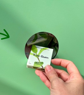 Mit plastikfreiem Kaugummi gegen Umweltverschmutzung: True Gum gestaltet exklusiv Wartehalle in der Berliner Innenstadt und gibt kostenlos Kaugummis aus – WallDecaux zeigt die neue Kampagne für den innovativen Kaugummi auf Berlins Straßen
