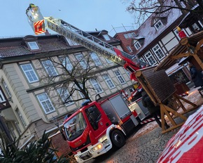 FW Celle: Mit der Drehleiter über den Celler Weihnachtsmarkt