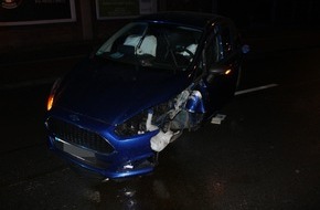 Polizei Hagen: POL-HA: Alleinunfall in Haspe - 64-jährige Autofahrerin kollidiert mit Laterne und verletzt sich leicht