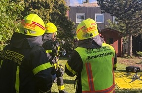 Feuerwehr Frankfurt am Main: FW-F: Dachstuhlbrand in Frankfurt-Nied - 120 Einsatzkr&auml;fte verhindern Ausbreitung