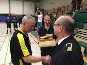 FW-D: 13. Hallenfußballmeisterschaft der Berufsfeuerwehr Düsseldorf - Rund 150 Teilnehmer kämpften um den begehrten Pokal