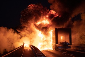 FW-MK: Brennender Sattelzug am Stenglingser Weg