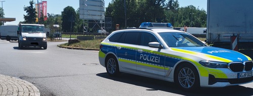 Polizeipräsidium Südosthessen: POL-OF: Kontrolle des Schwerlastverkehrs: jeder dritte kontrollierte Laster wies Mängel auf; Radler schubste Passant zu Boden; Kollision zweier Autos im Kreisverkehr und mehr