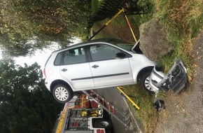 Freiwillige Feuerwehr Lage: FW Lage: Alleinunfall eines PKW - aufwendige Rettung der verletzten Fahrerin