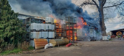FW Lüchow-Dannenberg: Großbrand hält Feuerwehr in Atem +++ 150 Feuerwehrleute im stundenlangen Löscheinsatz +++ Rauchsäule kilometerweit zu sehen