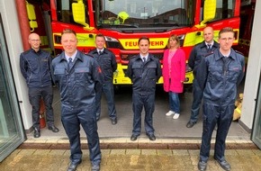 Feuerwehr Ratingen: FW Ratingen: Team verstärkt - Neue Feuerwehrmänner befördert und vereidigt!