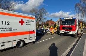 Feuerwehr Flotwedel: FW Flotwedel: Feuerwehr und Rettungsdienst befreien eingeschlossenen Fahrzeugführer nach Verkehrsunfall