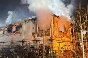 Feuerwehr Essen: FW-E: Essen-Westviertel - Baucontainer in Brand geraten
