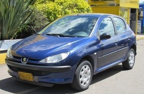 Polizeiinspektion Göttingen: POL-GÖ: (99/2025) Aufgefahren und geflüchtet - Polizei sucht blauen Peugeot 206 mit deutlichem Frontschaden und niederländischer Zulassung