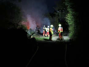 FW-Heiligenhaus: Feuerwehr löscht brennende Gartenlaube (Meldung 24/2021)