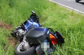 Kreispolizeibehörde Höxter: POL-HX: Motorradfahrer landet in Graben