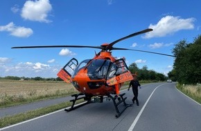 Feuerwehr Mettmann: FW Mettmann: Schwerer Verkehrsunfall zwischen Motorrad und PKW auf dem Mettmanner Südring. Beide Fahrzeuge brannten vollständig aus. Zwei Personen wurden bei dem Verkehrsunfall verletzt. Eine davon schwer.