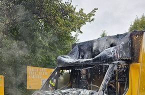 Feuerwehr Bochum: FW-BO: Lieferwagen brennt in voller Ausdehnung