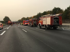 FW-Erkrath: Schwerer Verkehrsunfall auf der BAB 3 - Feuerwehr befreit eingeklemmten LKW-Fahrer