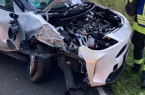 Polizei Bielefeld: POL-BI: Vom Handy abgelenkt: Fahrerin kommt von der Stra&szlig;e ab