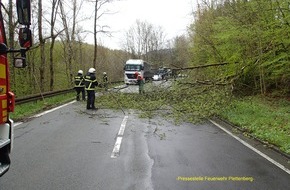 Feuerwehr Plettenberg: FW-PL: Große Weide fiel auf Allendorfer Straße in Plettenberg Leinschede und geplatzter Hydraulikschlauch an LKW