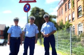 Polizei Hagen: POL-HA: Schulwegbegehungen mit den Verkehrssicherheitsberatern der Polizei Hagen: Frischgebackene Erstklässler sicher im Straßenverkehr begleiten