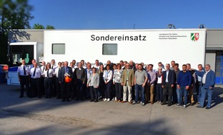 Feuerwehr Ratingen: FW Ratingen: Sondereinsatz Umweltmesswagen zur Ehrung von Dr. Mentfewitz