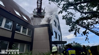 Feuerwehr Hagen: FW Hagen: Fassadenbrand greift auf Dachstuhl &uuml;ber.