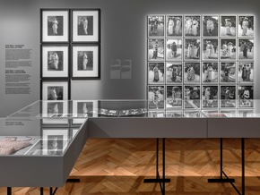 Ausstellung im Textilmuseum St.Gallen: „Mise en Scène. Modefotografie von der Belle Epoque bis heute“ eröffnet