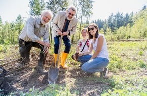 Deutsches Rotes Kreuz in Hessen Volunta gGmbH: Ein Geschenk, das Wald und Klima hilft / Die DRK Volunta pflanzt auf dem Stoppelberg in Wetzlar in Kooperation mit HessenForst 500 Bäume