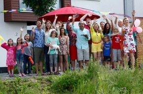ZDF: "Ein Reihenhaus steht selten allein" / ZDF-Komödie mit Stephan Luca, Ulrike C. Tscharre und Felicitas Woll (FOTO)