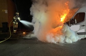 Feuerwehr Bremerhaven: FW Bremerhaven: Brand eines Kleintransporter drohte auf Wohngeb&auml;ude &uuml;berzugreifen, zwei Personen gerettet.