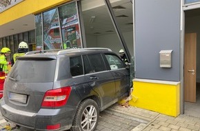 Polizeipräsidium Nordhessen - Kassel: POL-KS: Auto fährt in Helsa in Schaufensterscheibe von leerstehendem Geschäft: Fahrer leicht verletzt