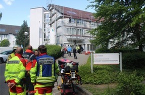 Freiwillige Feuerwehr Bad Salzuflen: FF Bad Salzuflen: Feuerwehr löscht Brand in Klinik / Rund 40 Einsatzkräfte sind am Bad Salzufler Forsthausweg im Einsatz. Verletzt wird niemand